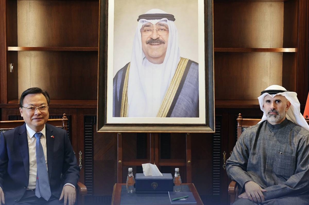 236291 السفير الشيخ جراح جابر الأحمد الصباح مع سفير الصين لدى البلاد