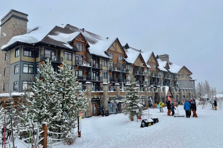 807358262-1705824331 كندا.. أطول جولة سفاري للتزلج في العالم