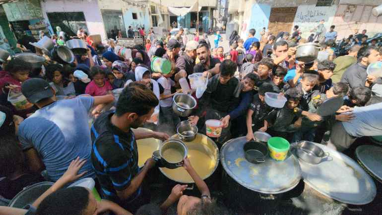 d8b5d988d8b1d8a9-d8b1d982d985-4-1705149076 طفل فلسطيني يلهو بينما الازدحام من حوله أمام معبر رفح البري بين قطاع غزة ومصر، حيث حركة السفر تشهد تعقيداً شديداً منذ اندلاع الحرب الإسرائيلية