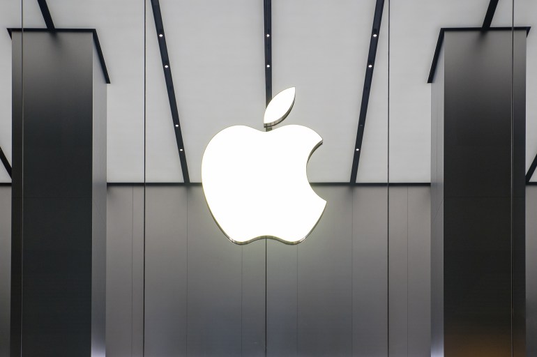shutterstock_365917562-1691912834 HONG KONG, CHINA - NOVEMBER 28, 2015: Apple Store window in Kowloon. Apple Inc. is an American ...