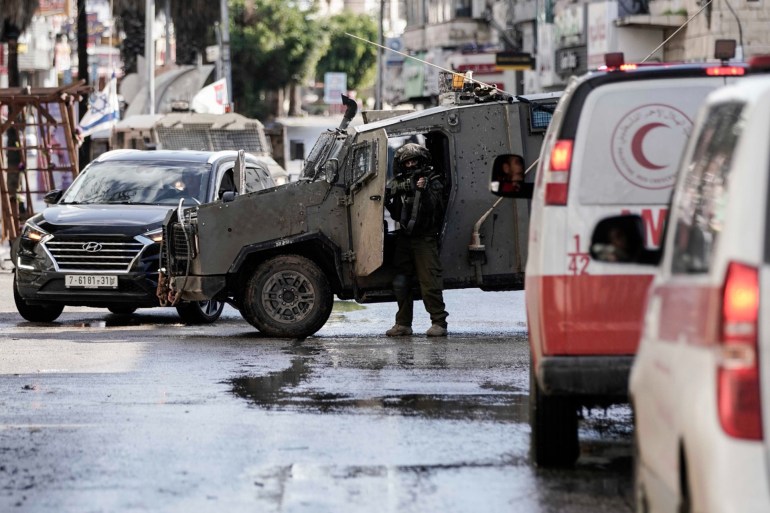 001-1706545799 صورة 1 _ فاطمة محمود - جنين - فلسطين - الجزيرة نت _ قوات الإحتلال تقوم باعتراض مركبة اسعاف خلال اقتحامها لمدينة جنين_
