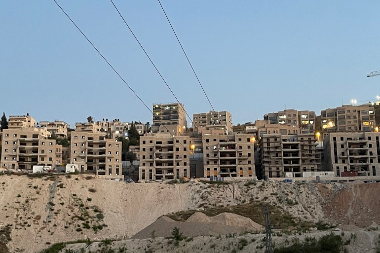 003-1707850691-1 3-أسيل جندي، جبل المكبر، القدس، صورة تظهر بها أعمال التوسعة الحالية في مستوطنة _نوف تسيون_ المقامة على أراضي جبل المكبر وهي حي استيطاني تغلغل داخل هذه البلدة(الجزيرة نت).JPG (1)