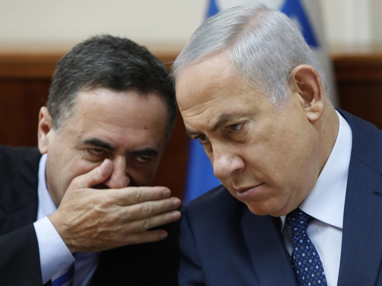 00cb5ada-1636-4f61-bba6-c3527b49848e epa06227583 Israeli Prime Minister Benjamin Netanyahu (R) listens to Transportation minister Yisrael Katz (L) during the weekly cabinet meeting at his office in Jerusalem, 26 September 2017. EPA-EFE/GALI TIBBON / POOL