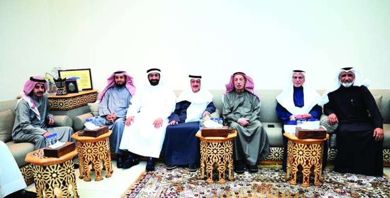 1648518 أمير قبيلة العوازم الشيخ فلاح بن جامع مستقبلاً في ديوانه وزير العدل والأوقاف فيصل الغريب وعدداً من المشاركين في افتتاح ديوان سهر والمعطش