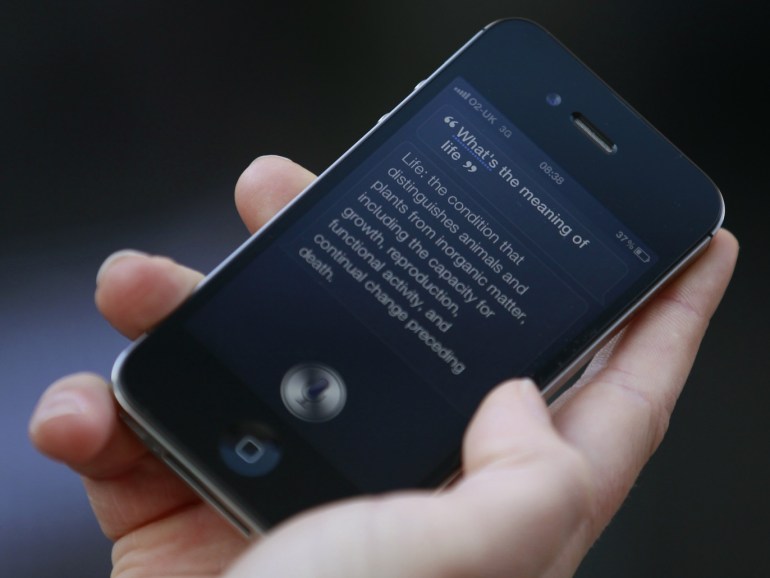 c7f93bf7-6fa3-4f9e-afea-49f0e002c637 Luke Peters demonstrates Siri, an application which uses voice recognition and detection on the iPhone 4S, outside the Apple store in Covent Garden, London October 14, 2011. REUTERS/Suzanne Plunkett (BRITAIN - Tags: BUSINESS SOCIETY SCIENCE TECHNOLOGY TELECOMS)