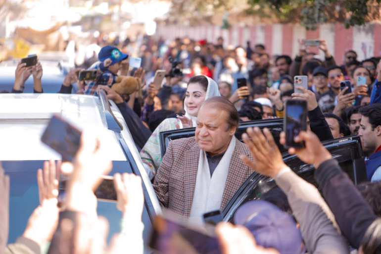 نواز شريف وابنته مريم بعد إدلائهما بالتصويت في الانتخابات العامة في لاهور