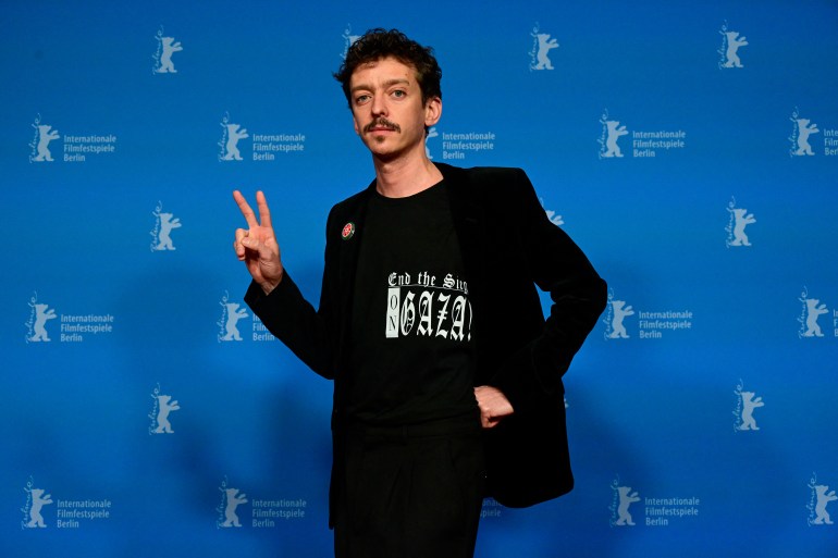 d8b3d98ad8b3d8b32-1709060589 Argentine actor Nahuel Perez Biscayart poses wearing a "End the siege on Gaza" T-shirt during a photo call for the film 'Les gens dà côté' presented in the panorama section at the 74th Berlinale, Europe's first major film festival of the year, in Berlin on February 19, 2024. (Photo by John MACDOUGALL / AFP)
