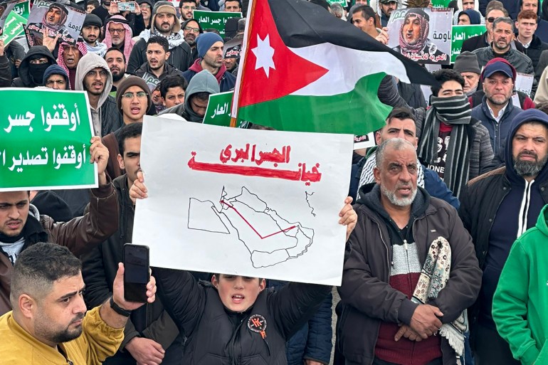 gg1wtc4a0aadypp-1708873843 مظاهرات في الاردن على الجسر البري
