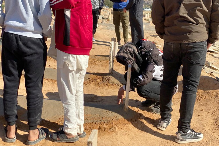 مراسم دفن عدد من ضحايا الحادثة بمقبرة زاوية الباقول جنوب غرب العاصمة