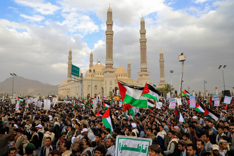 ghjdsfki-1708183909 Yemenis lift placards and wave Palestinian flags as they march in the Huthi-run capital Sanaa on February 16, 2024 in support of Palestinians amid ongoing battles between Israel and the militant Hamas group in the Gaza Strip. (Photo by MOHAMMED HUWAIS / AFP)