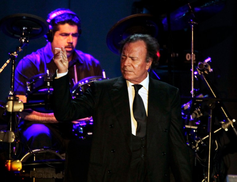 tyurret5-1707494589 Spanish singer Julio Iglesias performs during a concert at the Conmebol Convention Center in Luque, near Asuncion April 29, 2012. REUTERS/Jorge Adorno (PARAGUAY - Tags: ENTERTAINMENT)