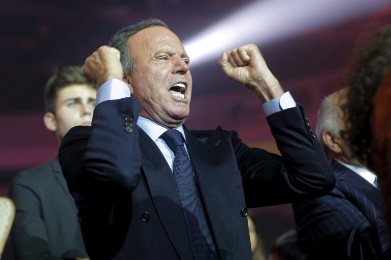 tyurret6-1707494594 Honorary degree recipient and recording artist Julio Iglesias cheers as the students perform the finale of the Berklee College of Music's Commencement Concert in Boston, Massachusetts, United States May 8, 2015. REUTERS/Brian Snyder