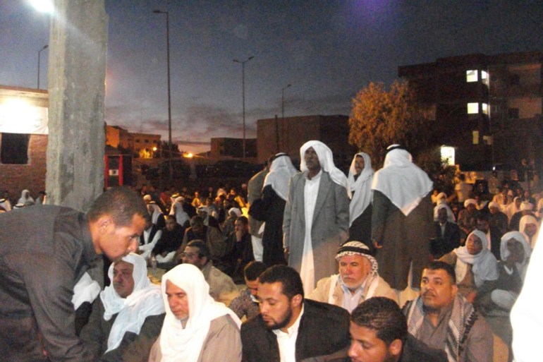 002-1709835960 تجمعات عائلات القبائل البدوية في مجالسهم بشمال سيناء قبيل شهر رمضان (الجزيرة)