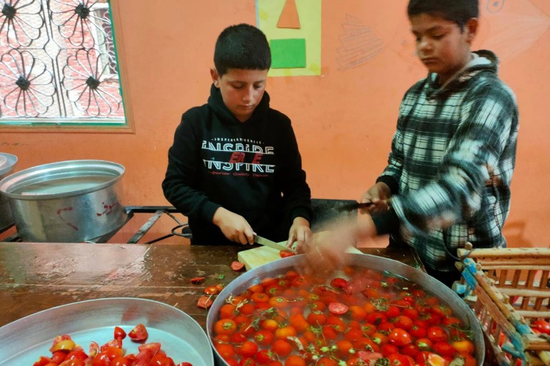 006-1709836060 يشارك الأطفال في تجهيز وجبات الإفطار لمرافي مصابي غزة المتواجدين في مستشفيات شمال سيناء (الجزيرة)
