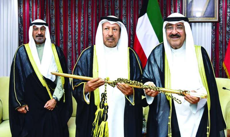 1667395 الأمير متلقياً هدية تذكارية