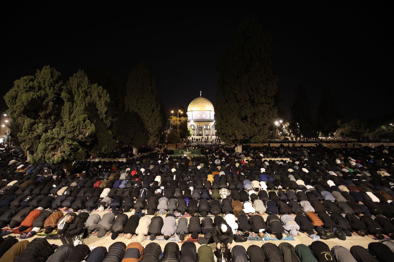 في الجمعة الثانية من «رمضان».. 100 ألف  يؤدون صلاتي العشاء والتراويح بالمسجد الأقصى