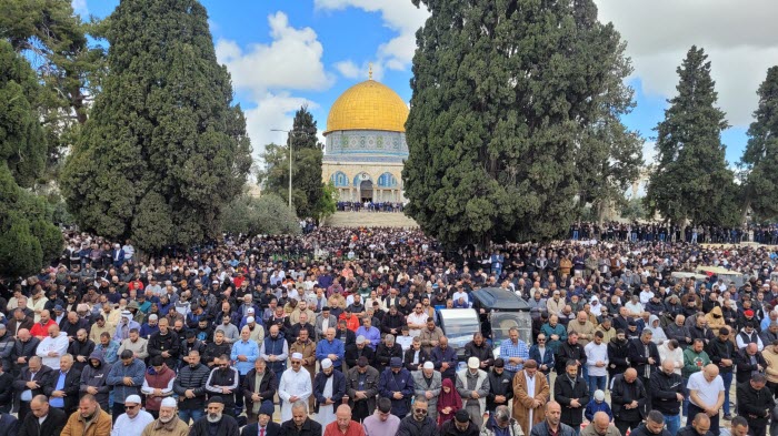 80 ألفاً صلوا الجمعة الأولى من «رمضان» في المسجد الأقصى