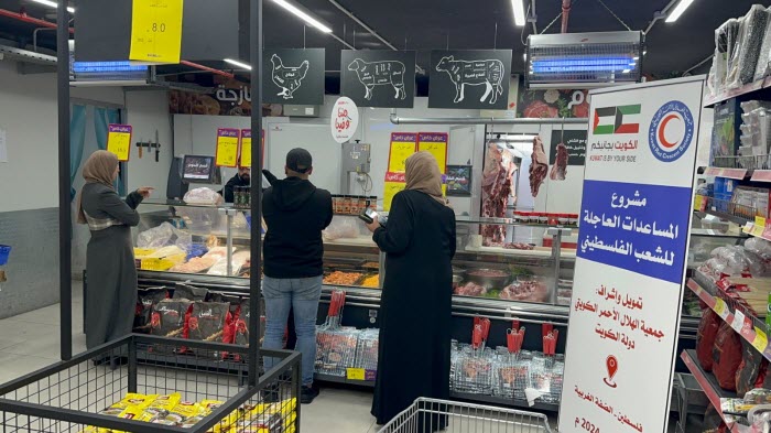 «الهلال الأحمر الكويتي» تنفذ مشروع القسائم الشرائية في «الضفة الغربية»