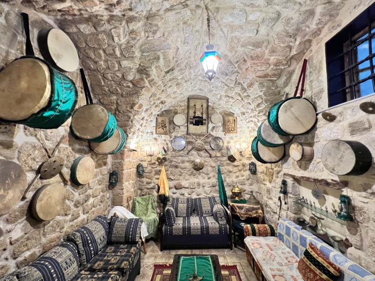 4-1711358384 يجمع فناس في منزله مجموعة من الطبول والصنوج وغيرها من الآلات التي ورثها عن والده منذ اكثر من قرن