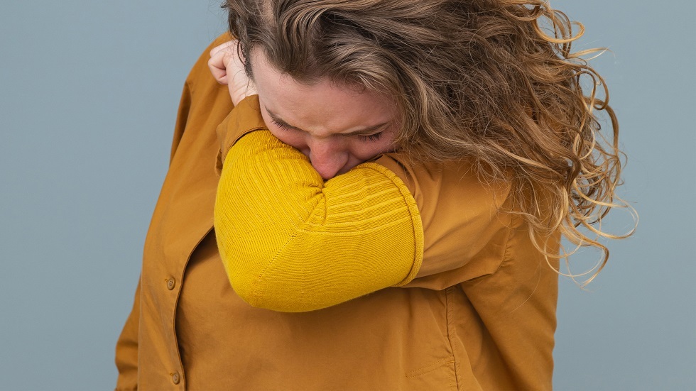 لماذا لا ينبغي تغطية الأنف باليد عند العطس؟