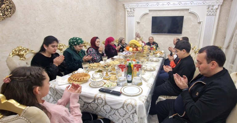 66-3-1711882338 المائدة الرمضانية.. ملتقى العائلات والأصدقاء والجيران بأوزبكستان