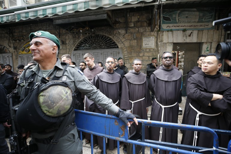 897yt6-1711743902 القدس – 29 مارس: المسيحيون القادمون من جميع أنحاء العالم يحملون الصلبان الخشبية يسيرون على طول طريق الآلام (طريق المعاناة) قبل عيد الفصح في البلدة القديمة بالقدس خلال موكب الجمعة العظيمة في 29 مارس 2024. تتخذ الشرطة الإسرائيلية إجراءات أمنية أثناء الموكب. (سعيد قاق - وكالة الأناضول)