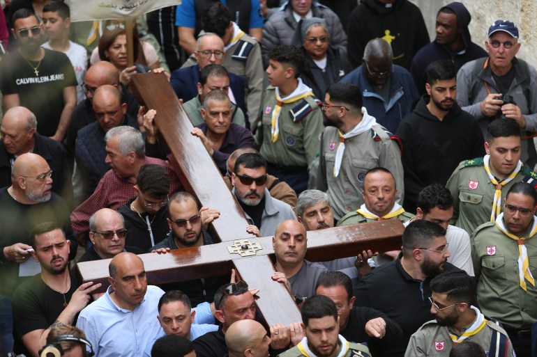 97y66-1711743952 القدس – 29 مارس: المسيحيون القادمون من جميع أنحاء العالم يحملون الصلبان الخشبية يسيرون على طول طريق الآلام (طريق المعاناة) قبل عيد الفصح في البلدة القديمة بالقدس خلال موكب الجمعة العظيمة في 29 مارس 2024. تتخذ الشرطة الإسرائيلية إجراءات أمنية أثناء الموكب. (سعيد قاق - وكالة الأناضول)