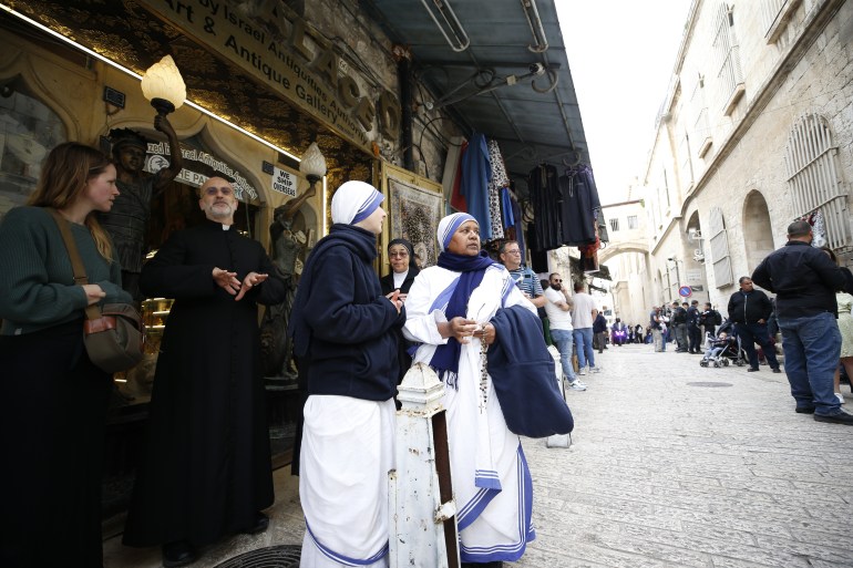 987t65-1711743974 القدس – 29 مارس: المسيحيون القادمون من جميع أنحاء العالم يحملون الصلبان الخشبية يسيرون على طول طريق الآلام (طريق المعاناة) قبل عيد الفصح في البلدة القديمة بالقدس خلال موكب الجمعة العظيمة في 29 مارس 2024. تتخذ الشرطة الإسرائيلية إجراءات أمنية أثناء الموكب. (سعيد قاق - وكالة الأناضول)