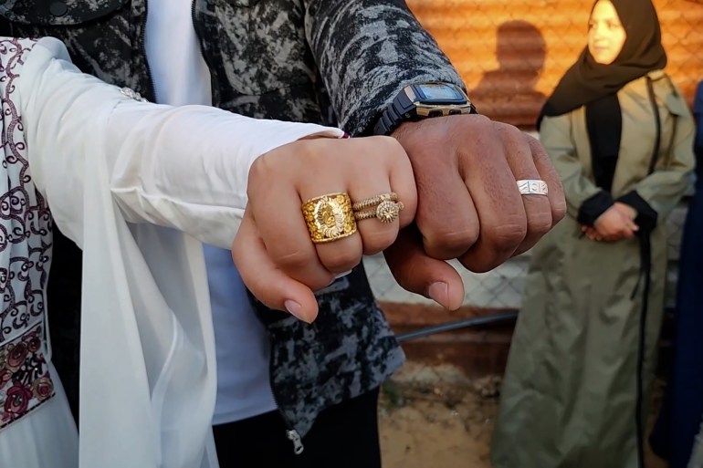 تحديا الحرب.. فلسطينيان يحتفلان بزفافهما في خيمة برفح