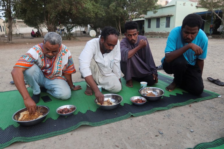 dsfdsf2-1711277823 Displaced Sudanese break their fast at a displacement camp during the month of Ramadan, in the city of Port Sudan, Sudan, March 14, 2024. REUTERS/El Tayeb Siddig