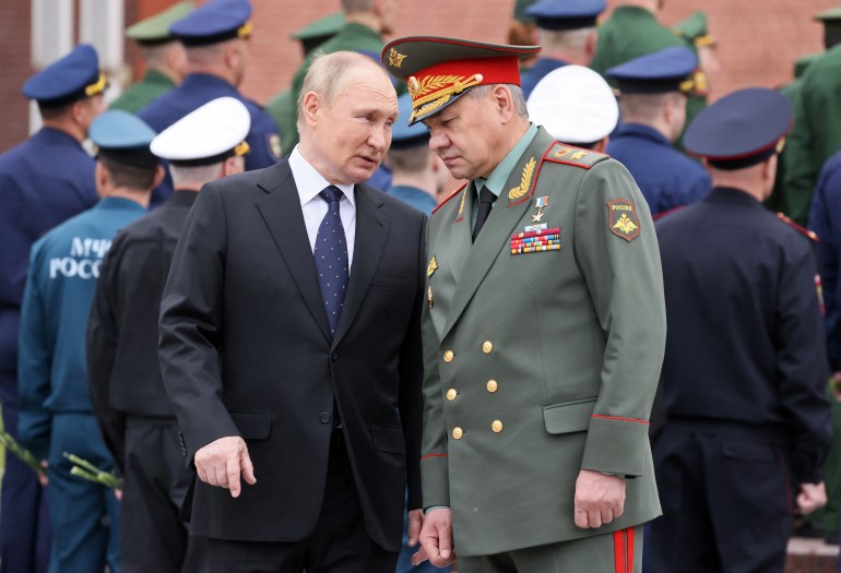 kookk Russian President Vladimir Putin and Defence Minister Sergei Shoigu attend a wreath-laying ceremony, which marks the anniversary of the beginning of the Great Patriotic War against Nazi Germany in 1941, at the Tomb of the Unknown Soldier by the Kremlin wall in Moscow, Russia June 22, 2022. Sputnik/Mikhail Metzel/Kremlin via REUTERS ATTENTION EDITORS - THIS IMAGE WAS PROVIDED BY A THIRD PARTY.