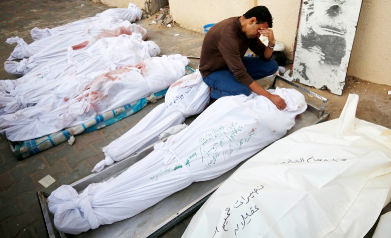 pic-9622-1700680175 واصلت طائرات الجيش الإسرائيلي، فجر اليوم الأحد، قصف مخيمي "النصيرات" و"البريج" وسط قطاع غزة، ومدينة خان يونس جنوبي القطاع. مراسم صلاة الجنازة والتجهيز لدفن عدد من الشهداء في مستشفى شهداء الاقصى بدير البلح وسط قطاع غزة. ( Ashraf Amra - وكالة الأناضول )