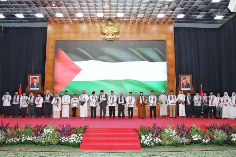 12-1712128185 اختتام برنامج سفاري رمضان لأئمة وخطباء فلسطين في إندونيسيا في مجلس الشعب الاستشاري- الصورة من اللجنة المنظمة .