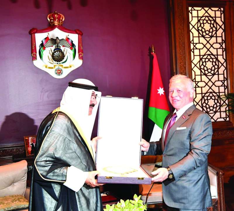 1685973 صاحب السمو متسلماً من ملك الأردن «قلادة الحسين بن علي»