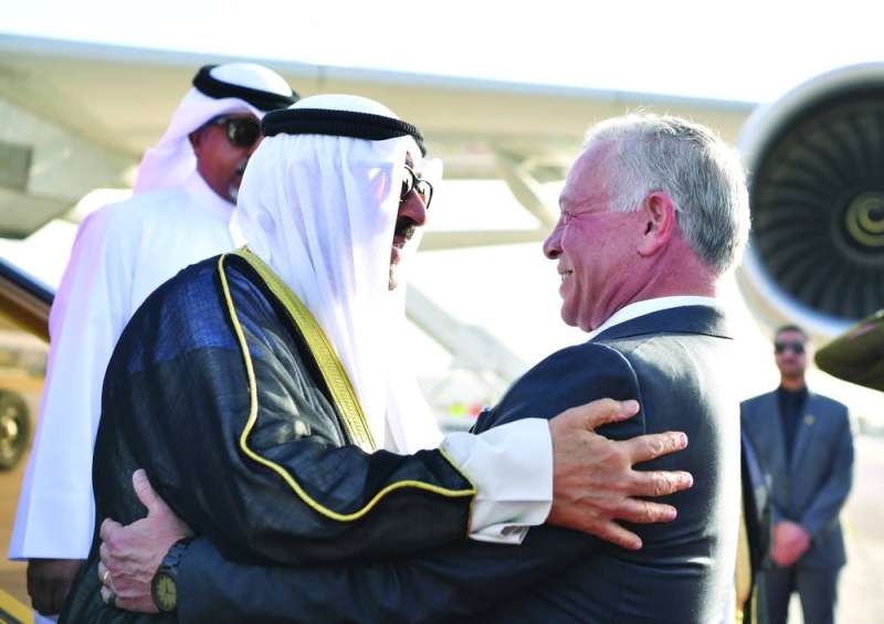 1685974 سمو الأمير لدى وصوله وفي استقباله الملك عبدالله الثاني