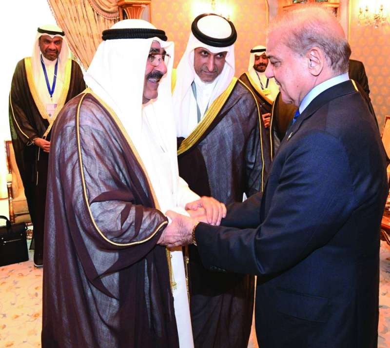 1689128 سموه لدى استقباله رئيس الوزراء الباكستاني