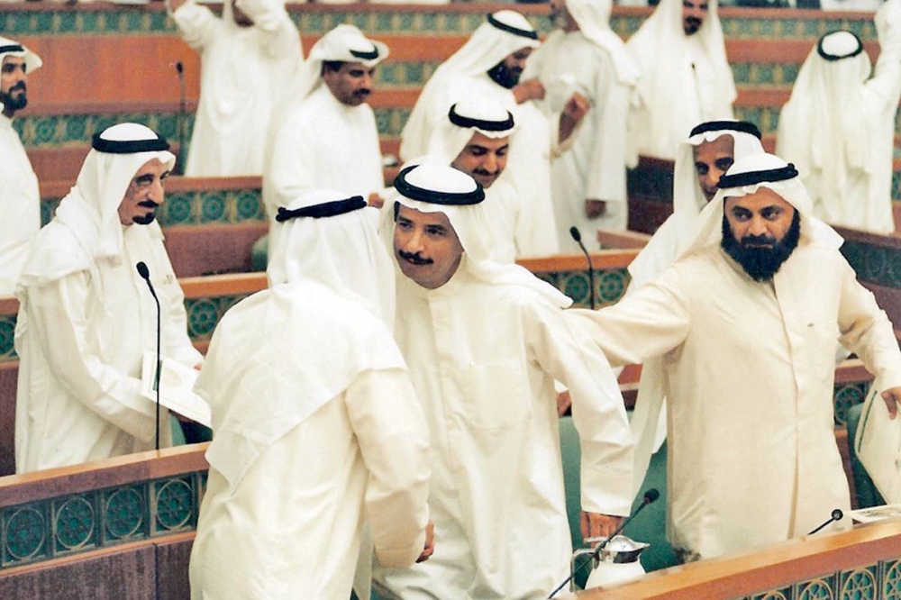 بعد إعلان نتيجة التصويت على الاستجواب 4 يوليو 2002