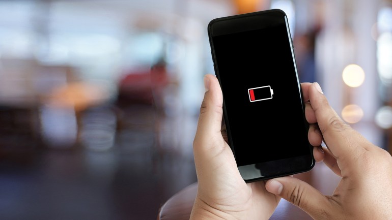 510e0428-00f0-4378-9c93-ac052987d260 Close up man hands using smart phone battery low charged battery screen