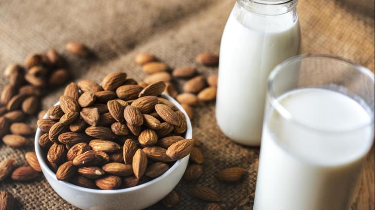 91829478-400b-430e-b6db-2b6f29ae8e29 Nagwan Lithy - لبن اللوز يتميز بسعراته الحرارية القليلة مقارنة بلبن البقر خالي الدسم (بيكسابي) - لبن البقر ليس الخيار الأفضل.. وهذه 9 بدائل صحية