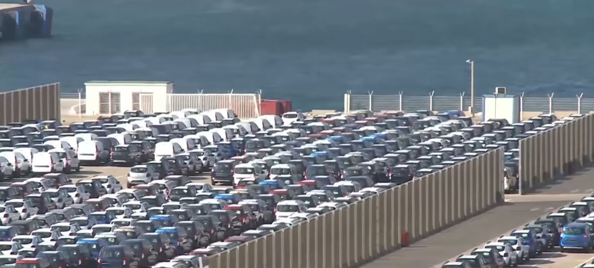 995 الطول الإجمالي للأرصفة يبلغ ثلاثة كيلومترات، وهو ما يسمح لأربع ناقلات بحرية كبرى ملقبة بـ"عمالقة البحر"