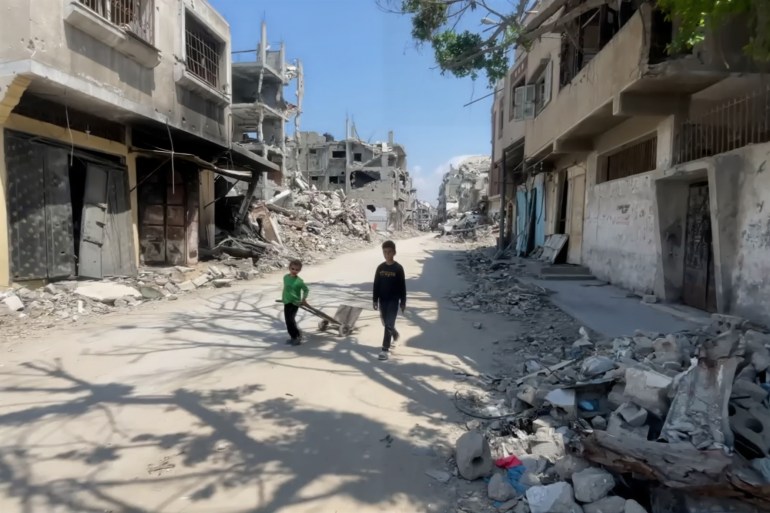 d8b4-1713606786 عائلة غزية تكافح للبقاء على أنقاض منزلها المدمر