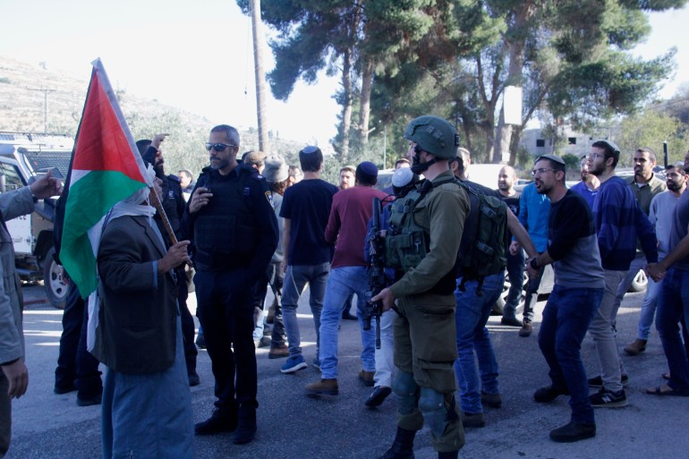 gaza-city-8-1698906979 مستوطنون يستفزون المواطنين الفلسطينيين برقصاتهم في قرية اللبن جنوب نابلس بحماية جيش الاحتلال (الجزيرة)