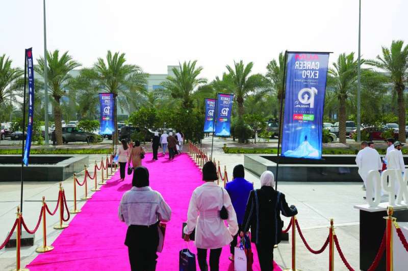 1696558 كثافة إقبال من الزائرين