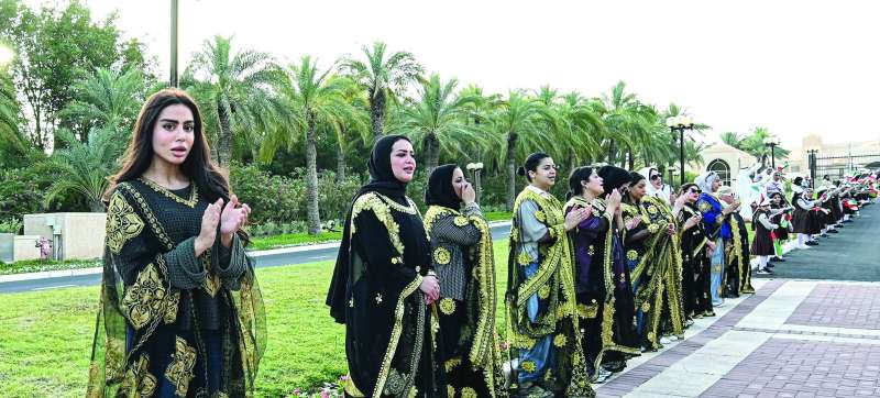 1700164 مواطنون ومواطنات كباراً وصغاراً اصطفوا للترحيب بالضيف الكبير