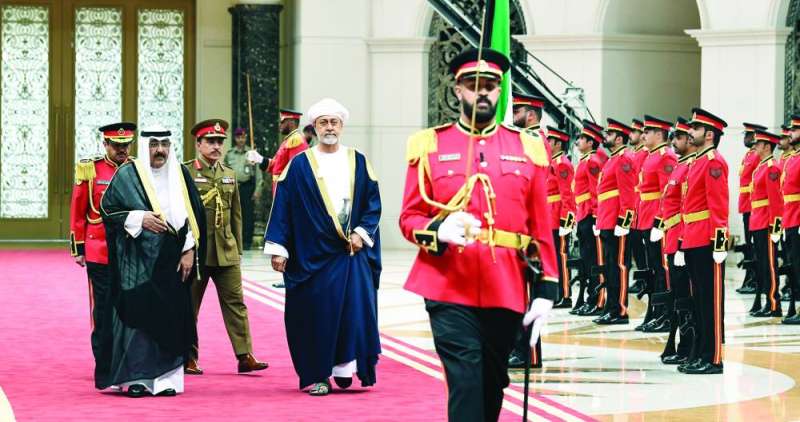 1700168 صاحب السمو والسلطان هيثم بن طارق يستعرضان حرس الشرف