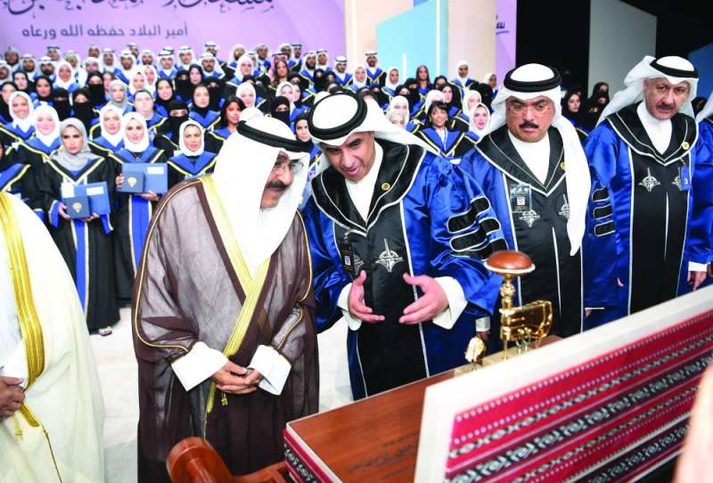 1705458 صاحب السمو يستمع لشرح عن الهدية التذكارية