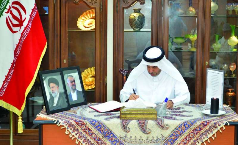 1706221 السفير القطري مسجّلاً كلمة في ديوان السفارة