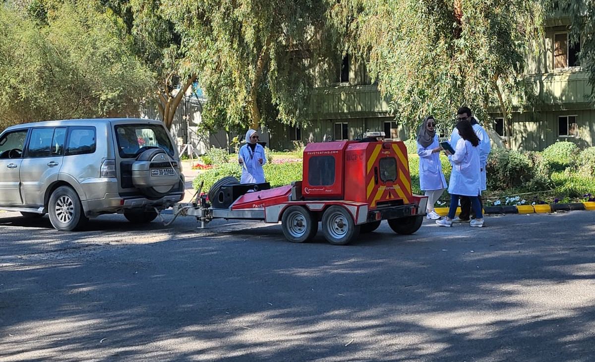 «الأبحاث العلمية» تنفذ مشروع معالجة  وإصلاح الطرق بتقنية الأسفلت المطاطي عالي الأداء