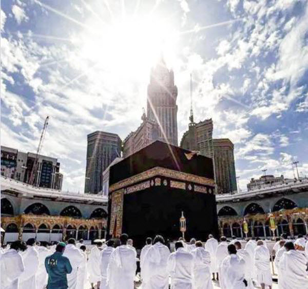 الشمس تتعامد على الكعبة المشرفة  ظهر اليوم لأول مرة في العام الحالي