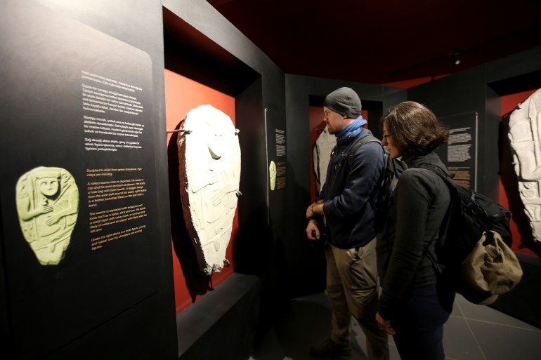 aa-20l-1716808721 متحف وان، الذي افتتح عام 2019، يوصف بأنه "أغنى متحف في العالم" بآثار أورارتو التي ازدهرت في منطقة الأناضول بين القرنين التاسع والسابع قبل الميلاد، كما يساهم المتحف في تعزيز السياحة في مناطق شرق تركيا. يرحب متحف وان بزواره، من خلال موجوداته الفريدة التي يرجع معظمها للعصور الأورارتية والرومانية والبيزنطية والسلجوقية والعثمانية، إضافة إلى بنائه المميز بهندسته المعمارية المعاصرة. في المتحف الذي تم تشييده على مساحة 50 ألف متر مربع، منها 10 آلاف متر مربع مغلقة، في إطار "برنامج دعم مراكز الجذب" التابع لوزارة التنمية التركية، يعرض ما يقرب من 3 آلاف قطعة أثرية ترجع للعديد من الحضارات وخاصة حضارة أورارتو. ( Yılmaz Kazandıoğlu - وكالة الأناضول )